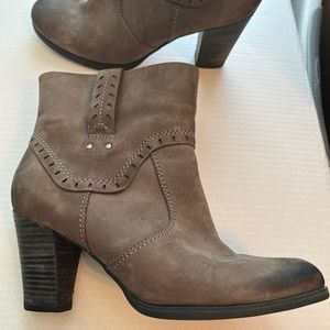 Clarks Artisan Gray Manufacturer Distressed Ankle Booties Heels Women’s Size 8.5
